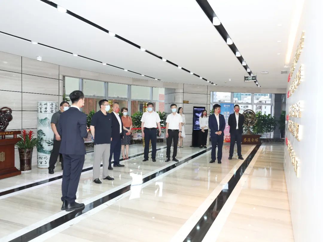 青島市政協(xié)副主席、嶗山區(qū)委書記張元升一行蒞臨中裝建設(shè)調(diào)研考察